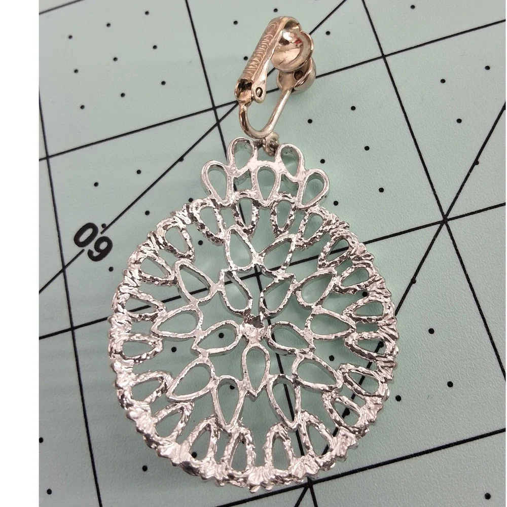 Sarah Coventry Silvertone Filigree‎ Medallion Dangle Clip-On Earrings 2.5